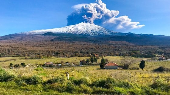 Vista dell'Etna in eruzione