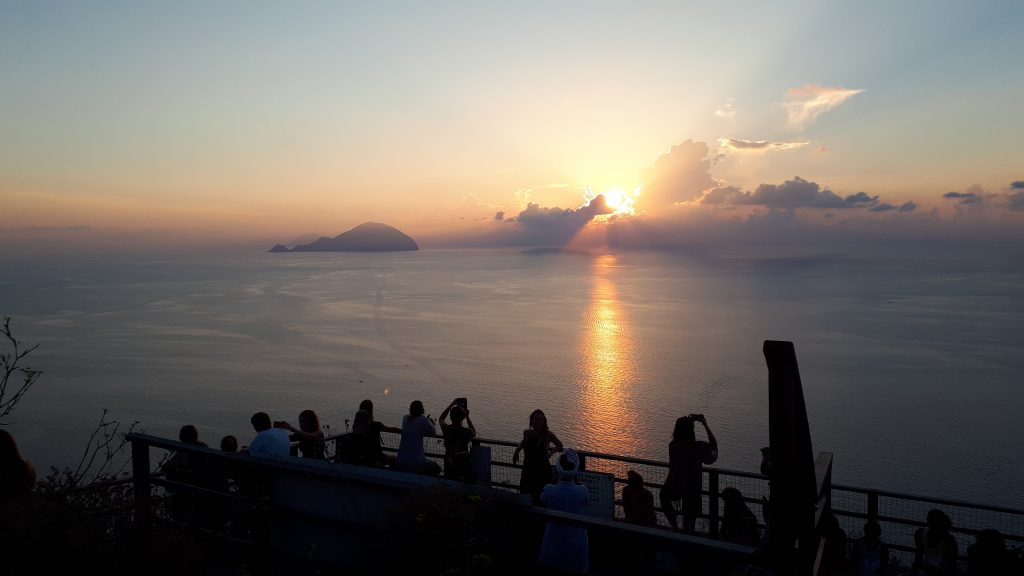 Cosa vedere in Sicilia: Il tramonto su Filicudi da Salina