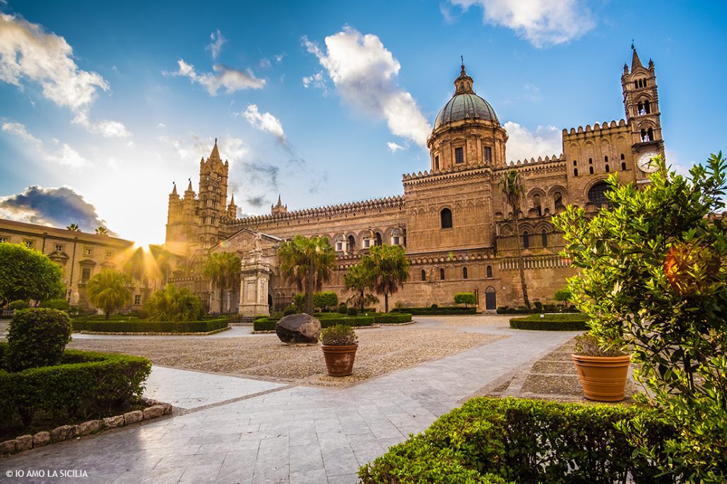 Sicilia: Vista della cattedrale di Palermo al tramonto