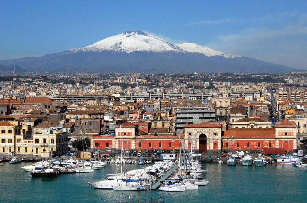 cosa fare in sicilia: Veduta dell'Etna innevata dal porto di Catania