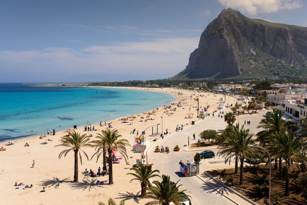 Sicilia: Vista sulla spiaggia di San Vito Lo Capo e sul Monte Monaco
