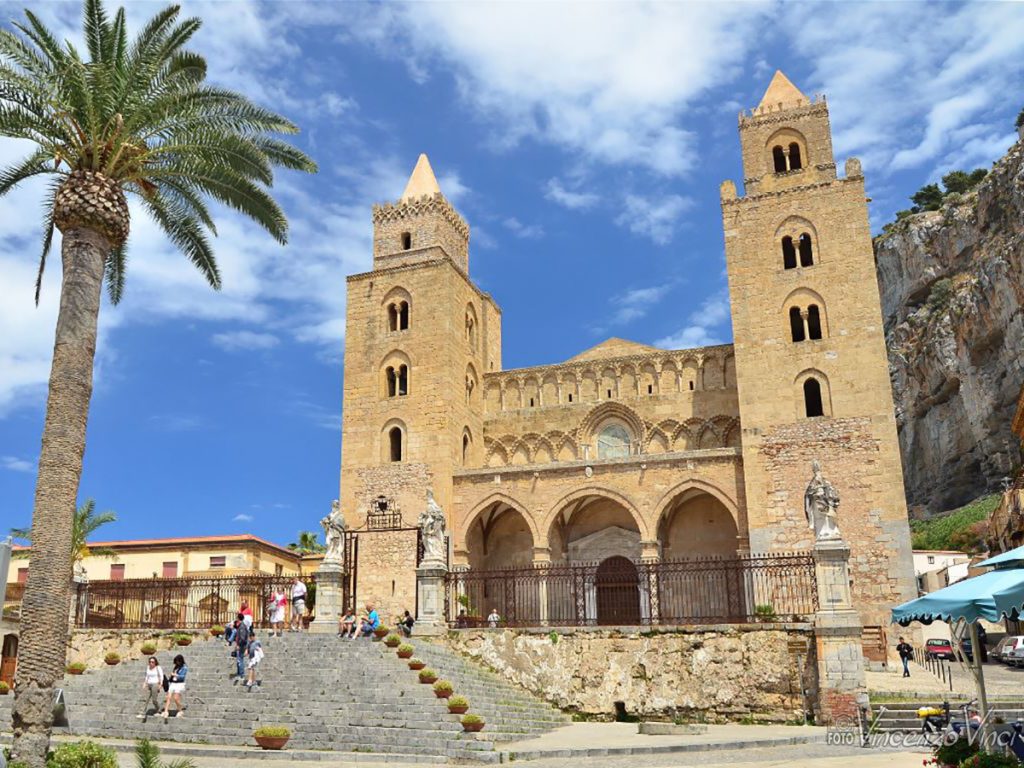 Sicilia: Il Duomo di Cefalù visto dalla piazza antistante.