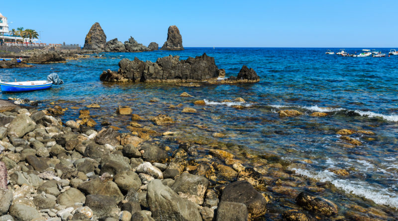 Sicilia: I faraglioni di Acitrezza visti dalla terraferma