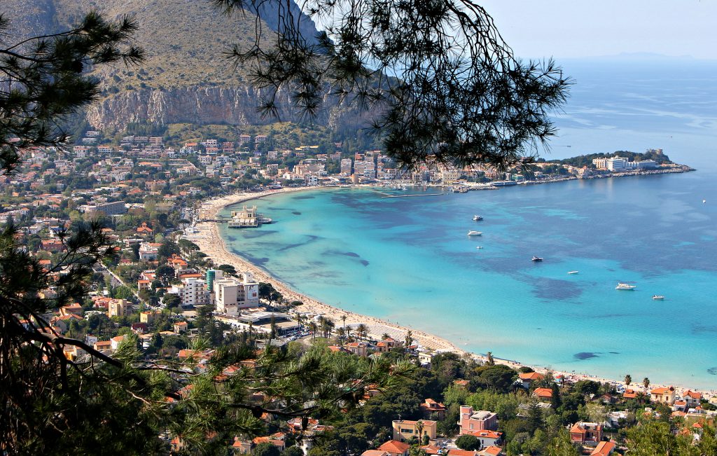 Sicilia: La Baia di Mondello vista dall'alto.