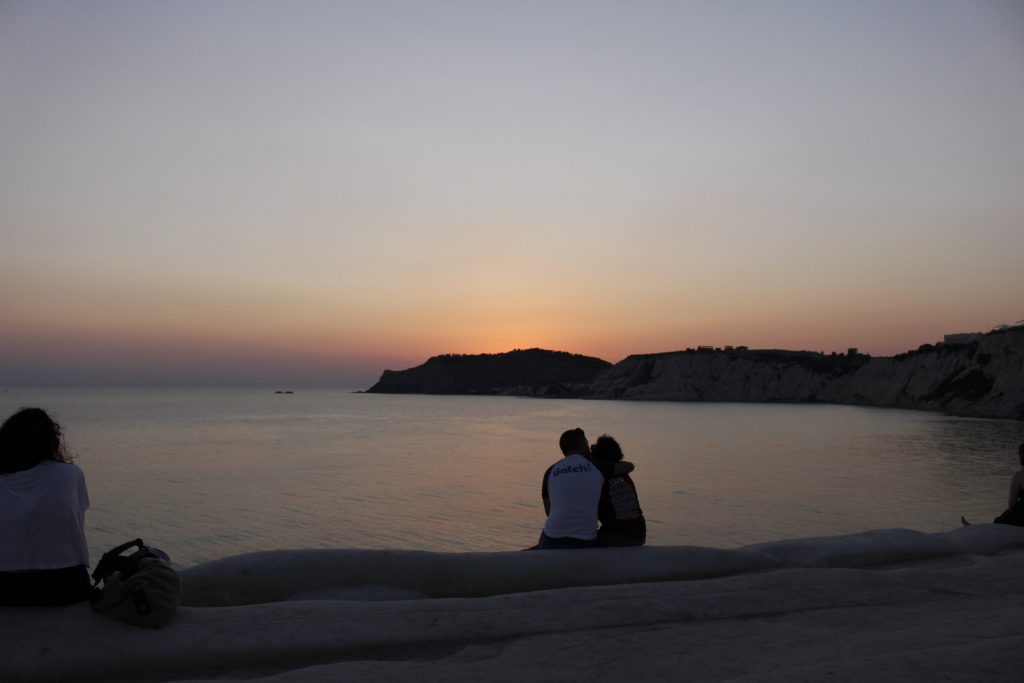 Cosa vedere in Sicilia: Suggestivo tramonto dalla Scala dei Turchi