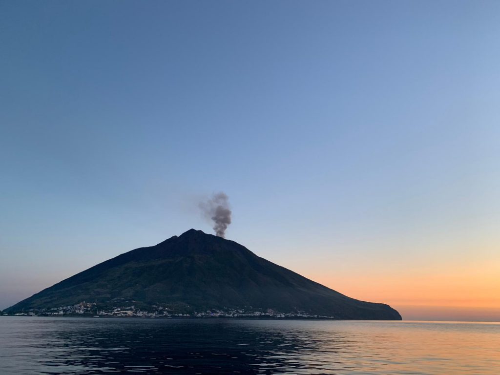 Sicilia: Vista dell'Isola di Stromboli al tramonto dal mare