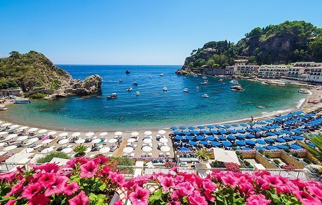 Sicilia: La Baia di Mazzarò vista dalla spiaggia