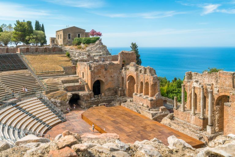 Teatro antico di Taormina luogo da visitare per rendere il tuo ferragosto indimenticabile