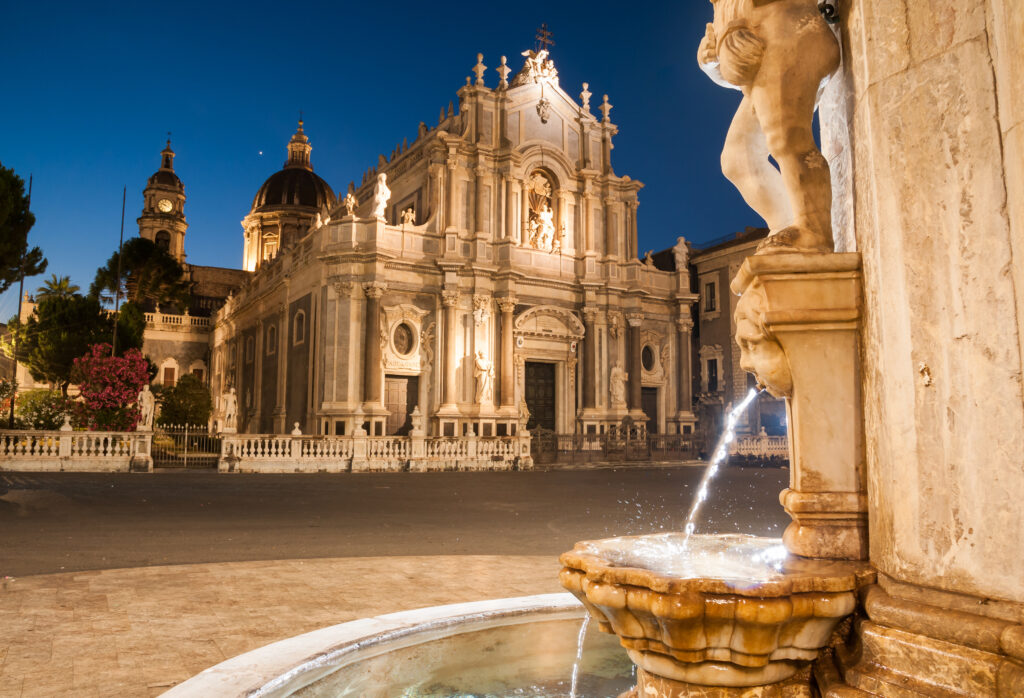 luoghi imperdibili a catania piazza duomo fontana dell'amenano piazza università sant'agata peschewria di catania teatro romano etna