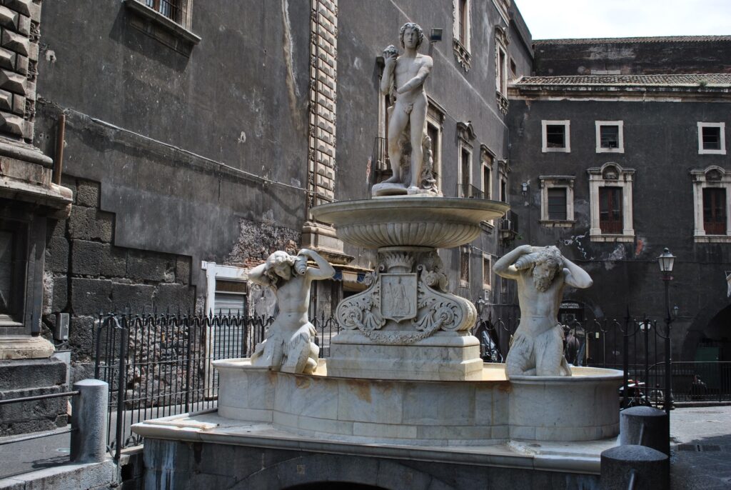 luoghi imperdibili a catania piazza duomo fontana dell'amenano piazza università sant'agata peschewria di catania teatro romano etna