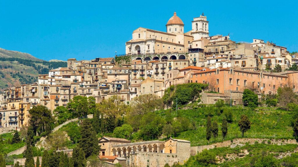 Il Borgo della Sicilia premiato con la Bandiera Arancione Petralia Sottana Sicily's village awarded the orange flag
