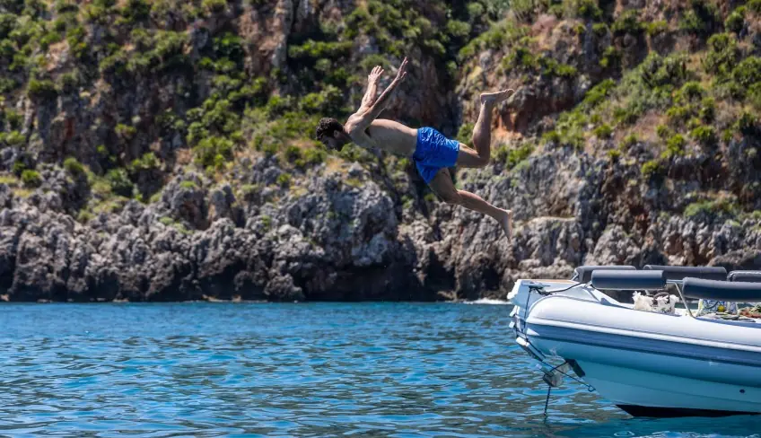 Gommone a San Vito Lo Capo con mare cristallino e ospiti a bordo