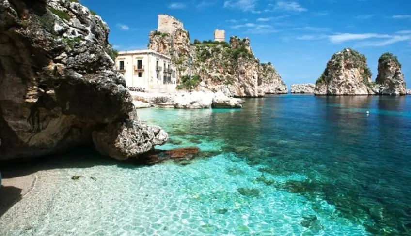Gommone a San Vito Lo Capo con mare cristallino e ospiti a bordo
