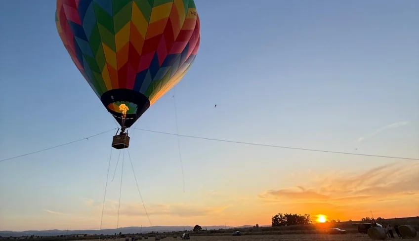 Mongolfiera che si alza al tramonto all’Agriturismo Minissale a Calatabiano, Sicilia