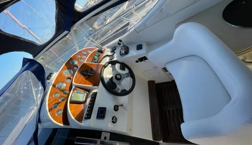 Yacht di lusso naviga verso l'Isola Bella a Taormina durante un tour privato