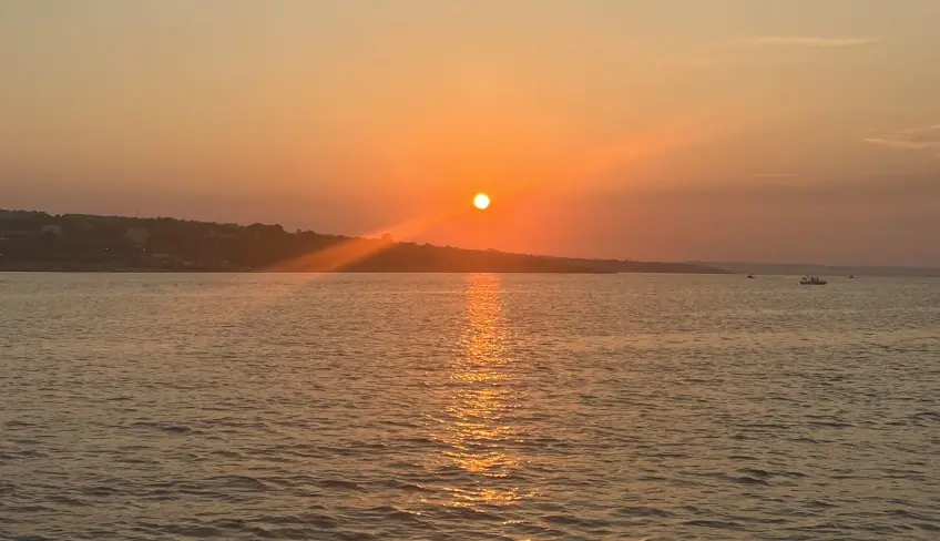 Segeltörn bei Sonnenuntergang mit Blick auf den Ätna, Schnorcheln in der Ulysses-Grotte und den Felseninseln von Acitrezza.
