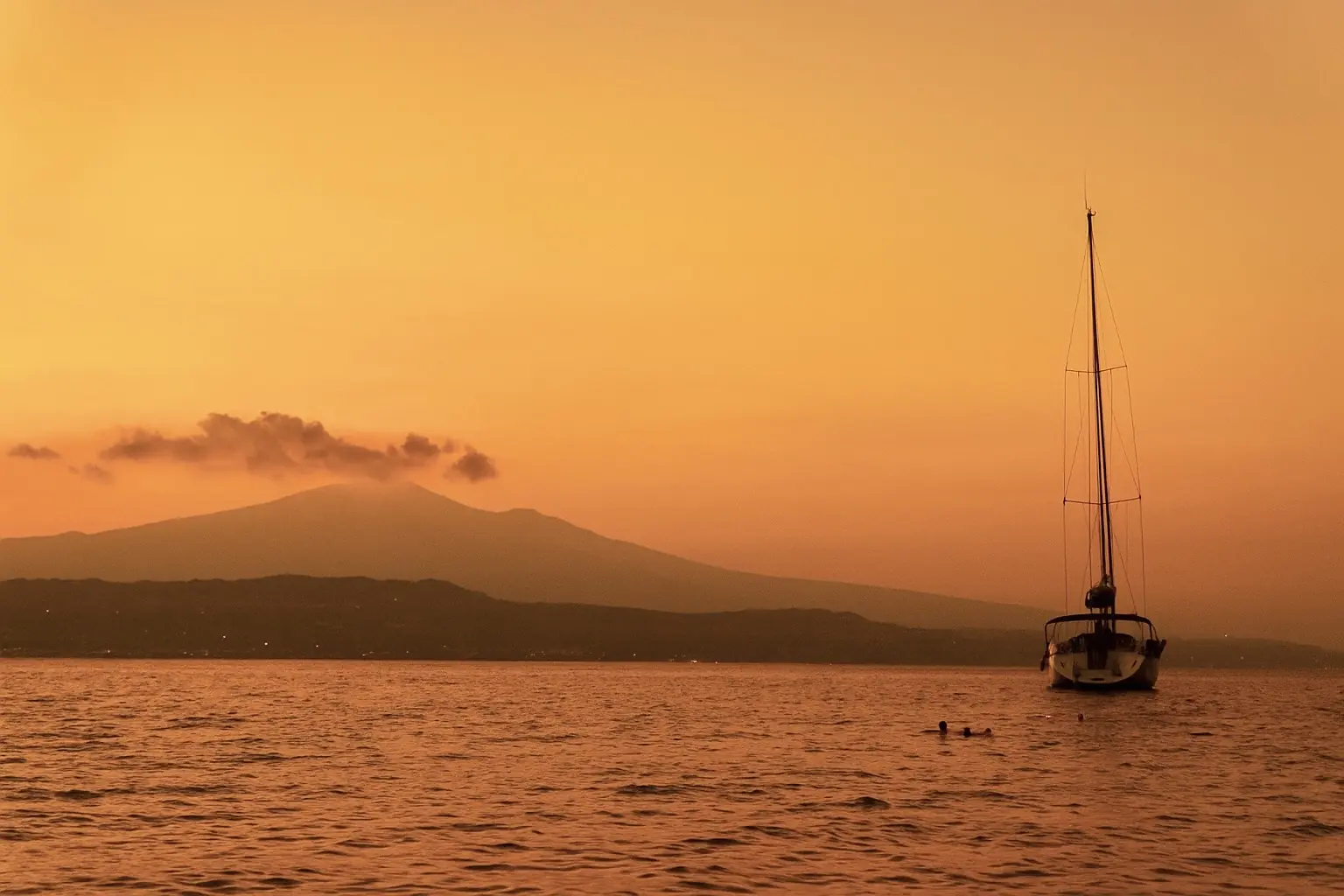 Tour in barca a vela al tramonto con vista sull'Etna, snorkeling nella Grotta di Ulisse e faraglioni di Acitrezza.