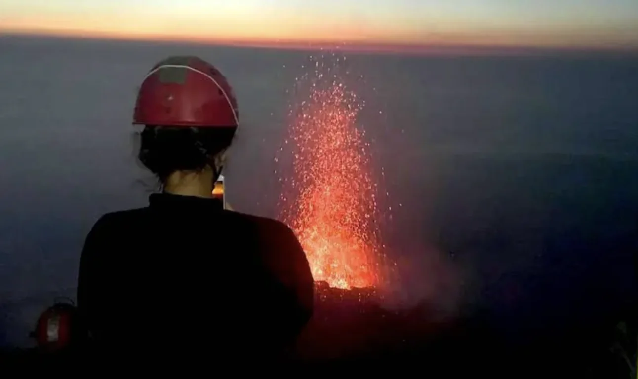 Eruzione notturna dello Stromboli: vista dalle Isole Eolie.