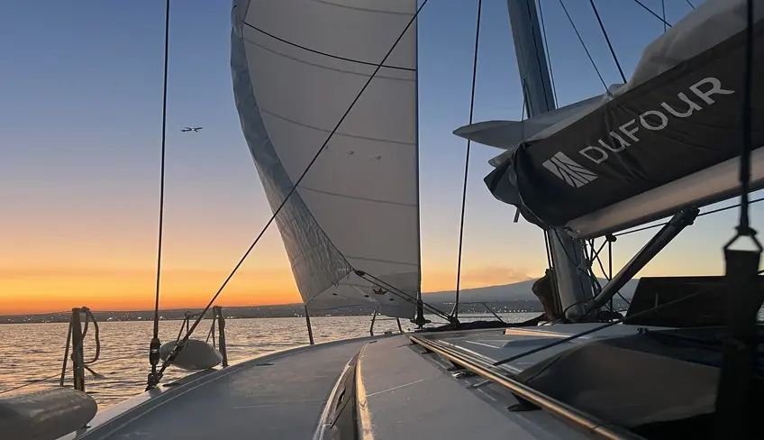 Tour in barca a vela al tramonto con vista sull'Etna in privato