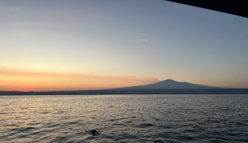 Tour in barca a vela al tramonto con vista sull'Etna in privato