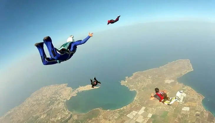 Sprung mit Fallschirm Sportschule Sizilien Sportangebote Sizilien Taormina