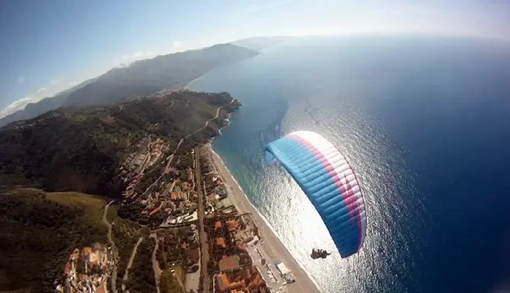 Gleitschirmflug Sizilien Outdooraktivitäten Sizilien Paragliding Sizilien
