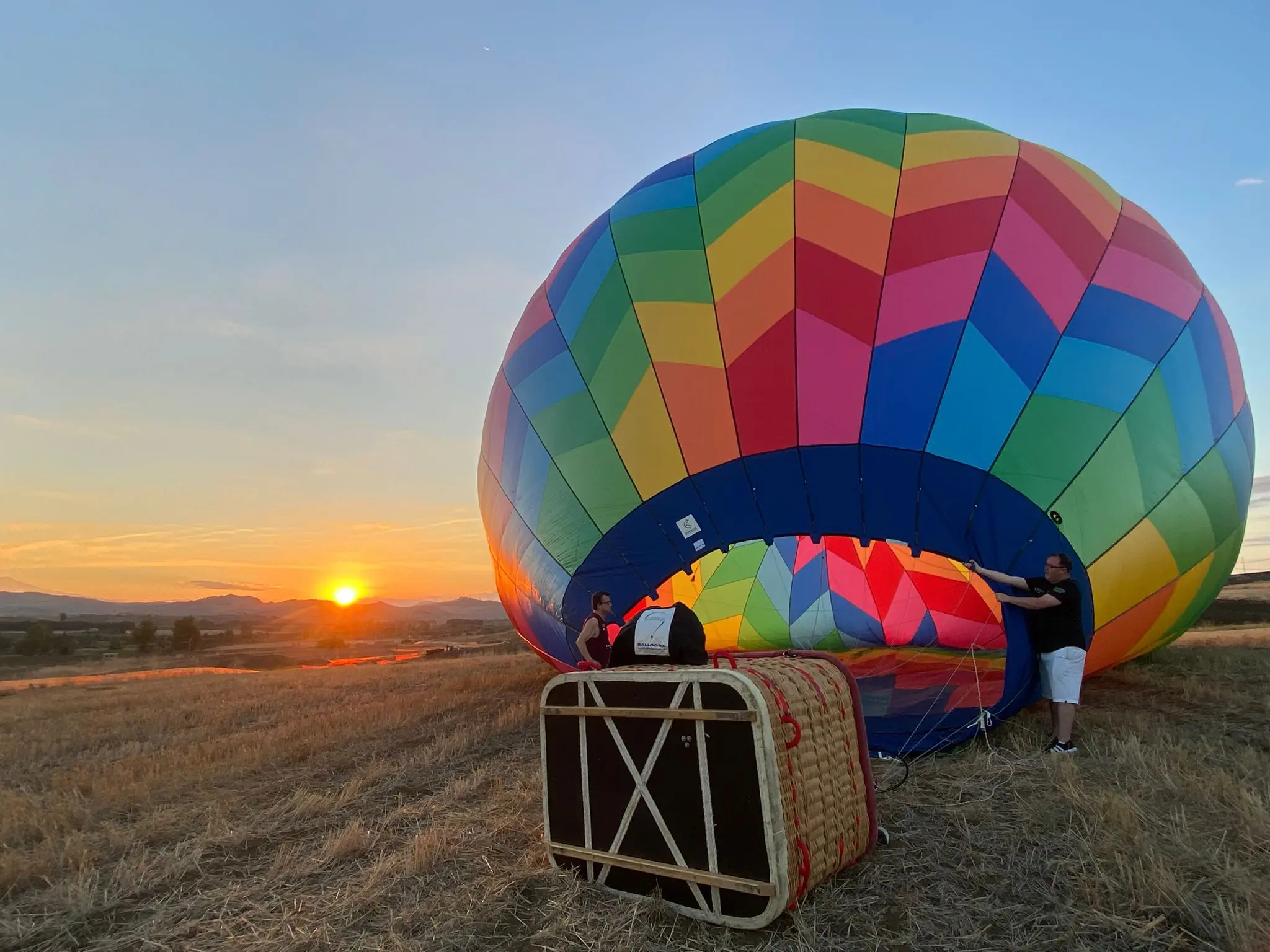 Mongolfiera in volo al tramonto sopra la Sicilia
