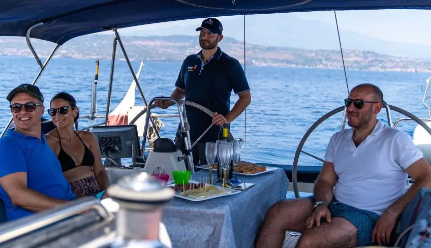 barca a vela lungo i ciclopi