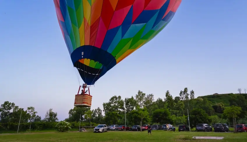 Привязной воздушный шар во время корпоративного мероприятия на Сицилии