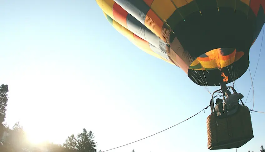 Fest verankerter Heißluftballon bei einer Firmenveranstaltung in Sizilien