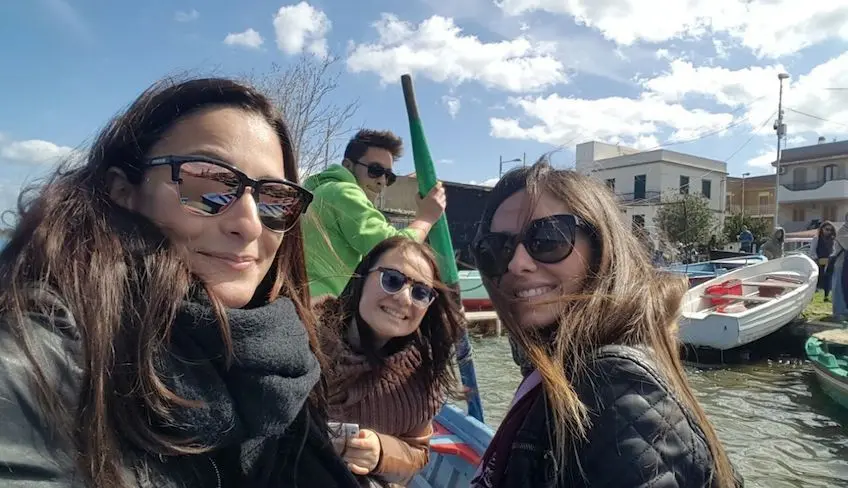 Стоковые фотографии по запросу Девушка на яхте Стоковые фотографии по запросу Девушка на яхте